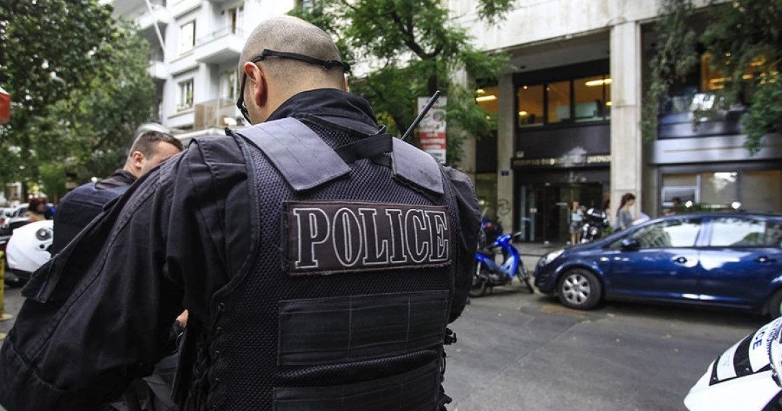 Σε εξέλιξη μεγάλη αστυνομική επιχείρηση για κύκλωμα παράνομων ελληνοποιήσεων